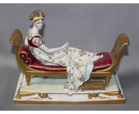 Porzellan. Scheibe - Alsbach / Thüringen. Junge Frau auf einem Sofa. Polychrome Porzellanskulptur nach einen historischen Vor