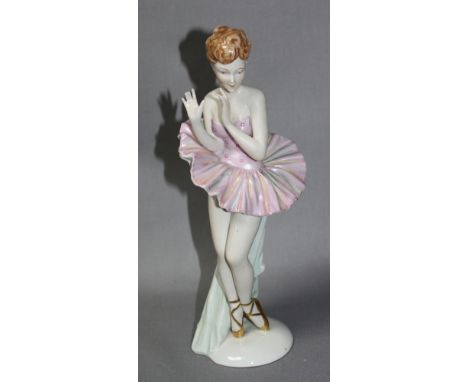 Porzellan. Sitzendorf. Stehende Ballerina. Polychrome Porzellanfigur Auf der Unterseite mit blauer Stempelmarke “Krone – daru