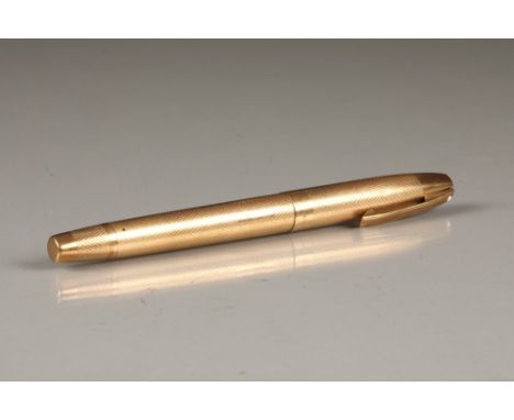 9 carat gold Sheaffer fountain pen, engine turned decoration, 13.6cm long, total weight 23.8g. CONDITION REPORT:The 9 carat g