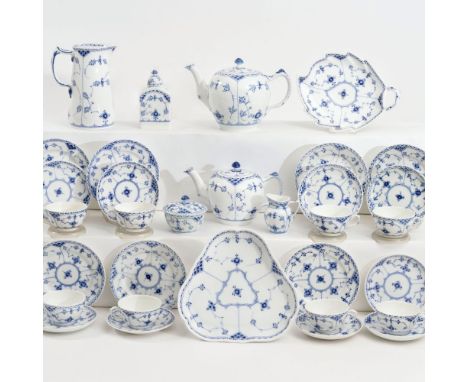 Kaffee- und Tee-Service 'Musselmalet Halbspitze' für 14-16 Personen. Royal Copenhagen. 20. Jh. Porzellan, unterglasurblau bem