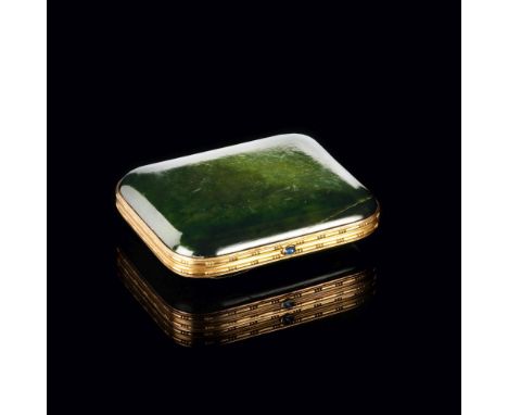 Peter Karl Fabergé (St. Petersburg 1846 - Lausanne 1920). Nephrit-Etui mit Goldmontierung von Michail Perchin. St. Petersburg