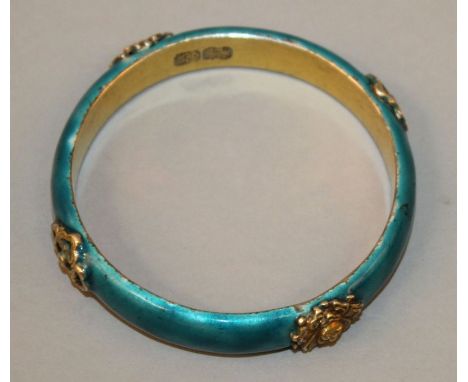 A GOOD QUALITY EARLY 20TH CENTURY CHINESE ENAMELED SILVER-GILT BANGLE, weighing 73.5gm, the exterior surface with gilded embl