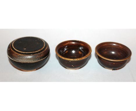 A SONG DYNASTY BROWN GLAZED CERAMIC BOX & COVER, 3.3in diameter; together with two similarly brown glazed small bowls, 2.9in 
