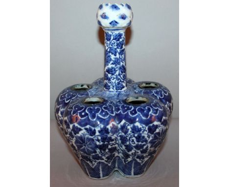 A 19TH CENTURY CHINESE BLUE & WHITE PORCELAIN TULIP VASE, the sides painted with formal leaf and scroll stemmed flowerheads b