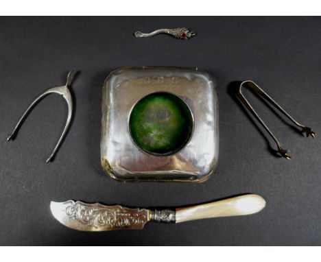 A group of silver items, comprising a pair of wishbone tongs, James Swann &amp; Son, Birmingham 1944, 8cm long, a travelling 