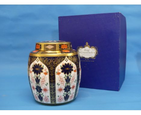 A Royal Crown Derby 1128 pattern large Ginger Jar, the jar and lid decorated finely in Old Imari pattern, finished with gilt 