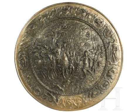 Dekorationsschild im Stil der Renaissance, 19./20. Jhdt.  Eiserner Rundschild. Schauseitig kräftig reliefierte, antikisierend