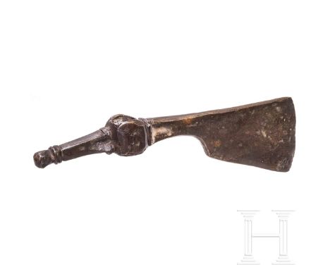 Eiserne Klinge einer Streitaxt, südosteuropäisch, 17. Jhdt.  Schaftloch von Klingenblatt und Nacken markant durch Rippe abges
