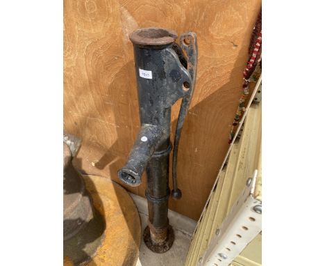 A VINTAGE CAST IRON WELL WATER PUMP 