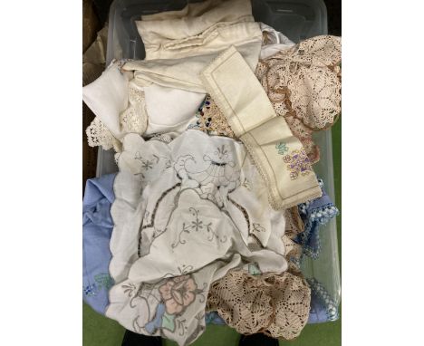 A LARGE QUANTITY OF VINTAGE LINEN AND COTTON, ETC TO INCLUDE COASTERS, TABLE CLOTHS, NAPKINS, ETC 