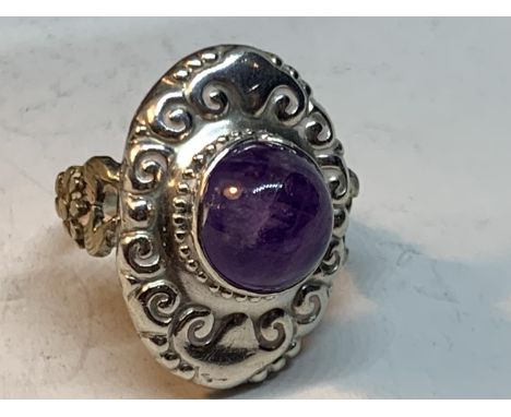 A SILVER RING WITH PURPLE AGATE STONE SIZE F IN A PRESENTATION BOX 