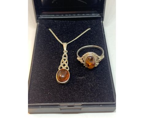 A SILVER NECKLACE WITH AMBER PENDANT AND MATCHING RING WITH A PRESENTATION BOX 