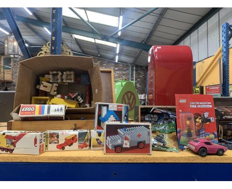 A QUANTITY OF LEGO AND VINTAGE LEGO BOXES 