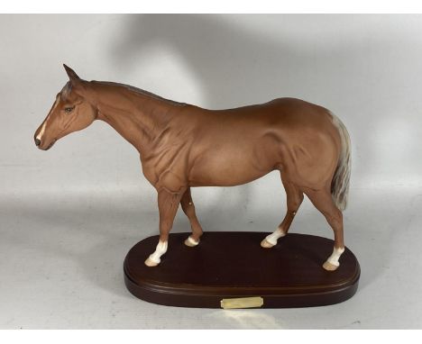 A ROYAL DOULTON MATT CERAMIC MODEL OF DERBY WINNING RACEHORSE GRUNDY ON WOODEN PLINTH BASE 