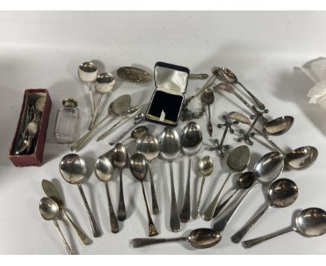 A QUANTITY OF VINTAGE FLATWARE TO INCLUDE LADELS, APOSTLE TEASPOONS, A BERRY SPOON, A WHITE METAL LIDDED GLASS BOTTLE, ETC 