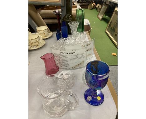 A COLLECTION OF GLASSWARE TO INCLUDE VINTAGE GREEN GLASS WINE BOTTLE, LOBE VASE, CUT GLASS ETC 