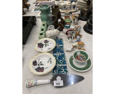 A MIXED LOT TO INCLUDE STUDIO POTTERY, ANIMAL FIGURES, BESWICK RAM ETC 