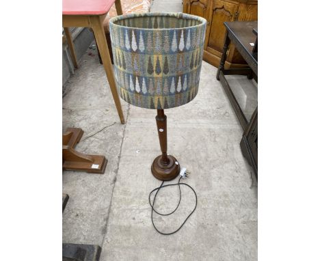 A MODERN MAHOGANY TURNED COLUMN TABLE LAMP COMPLETE WITH SHADE 