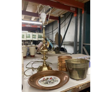 A LARGE BRASS TABLE LAMP, PLANTERS AND A COPPER PLATE WITH CERAMIC HUNTING SCENE 