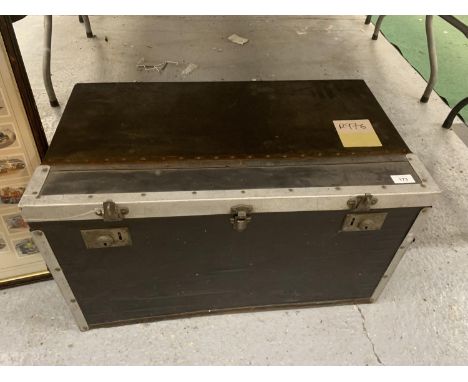 A VINTAGE TRAVELLING TRUNK, WIDTH 68CM, HEIGHT 38CM, DEPTH 39CM 