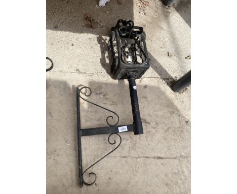 A DECORATIVE WALL MOUNTED OUTDOOR LIGHT FITTING 