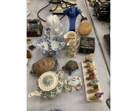A QUANTITY OF CERAMIC ITEMS TO INCLUDE A TOAST RACK WITH THE SEVEN DWARFS FROM SNOW WHITE, WADE TORTOISES, VINTAGE JELLY MOUL