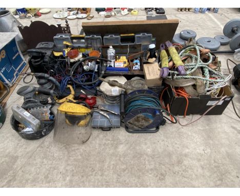 A LARGE ASSORTMENT OF MECHANICS TOOLS TO INCLUDE CABLING, SANDERS AND STRAPS ETC 
