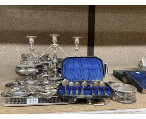 A LARGE QUANTITY OF VINTAGE SILVER PLATED ITEMS TO INCLUDE A FOOTED BOWL WITH LION HANDLES, A CANDLEABRA, CANDLESTICKS, BOTTL