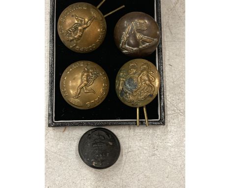A GROUP OF VINTAGE OF MILITARY BADGES ETC 