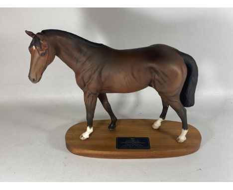 A BESWICK MATT CERAMIC MODEL OF DERBY WINNING RACEHORSE TROY ON WOODEN PLINTH BASE 