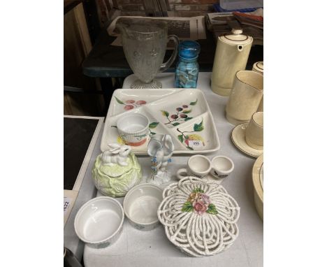 A QUANTITY OF CERAMIC ITEMS TO INCLUDE A BASKET STYLE LIDDED BOWL, NIBBLES DISH, LARGE GLASS JUG, RAMEKINS, NIBBLES PLATE, ET