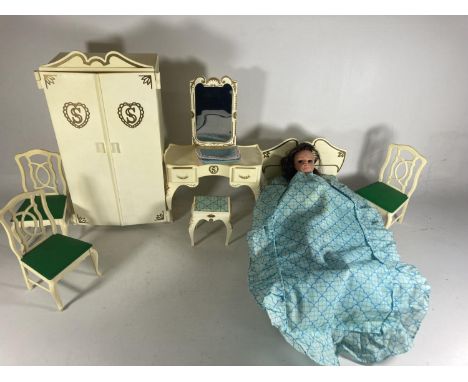A VINTAGE PEDIGREE SINDY BEDROOM SET TO INCLUDE DRESSING TABLE AND STOOL, WARDROBE, BED, ETC., AND SINDY DOLL 