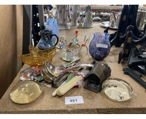 A MIXED LOT TO INCLUDE CAITHNESS GLASS VASES, GLASS ANIMALS, PAPERWEIGHTS, FLATWARE, ETC 