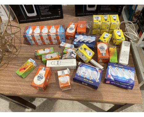 AN ASSORTMENT OF NEW AND BOXED LIGHT BULBS 