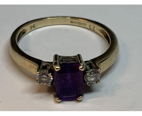 A 9 CARAT GOLD RING WITH A SQUARE AMETHYST WITH A CUBIC ZIRCONIA EACH SIDE SIZE P 