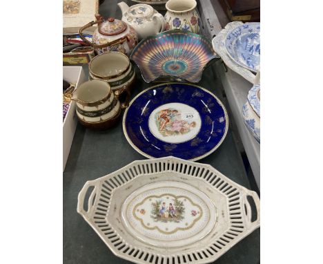 A QUANTITY OF CERAMIC ITEMS TO INCLUDE TEAPOTS, A GLASS CARNIVAL BOWL, JUG AND BOWL SET, CABINET PLATE, ETC 