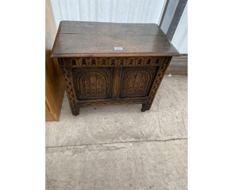 A MINIATURE OAK GEORGIAN STYLE BLANKET CHEST WITH TWO PANEL CARVED FRONT, 24" WIDE 