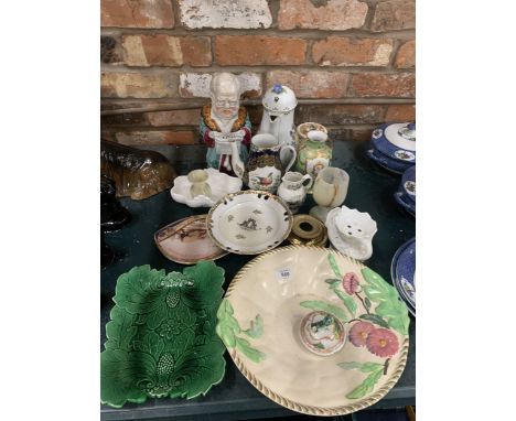 A MIXED LOT OF VINTAGE CERAMICS TO INCLUDE A COFFEE POT, VASE, JUGS, PLATES, ETC 