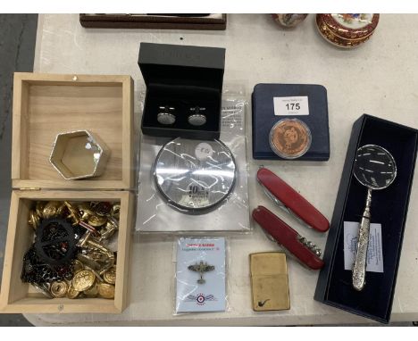A MIXED LOT TO INCLUDE A VINTAGE ZIPPO LIGHTER, SWISS ARMY PENKNIVES, CUFFLINKS, BRASS BUTTONS, MAGNIFYING BOXES, ETC 
