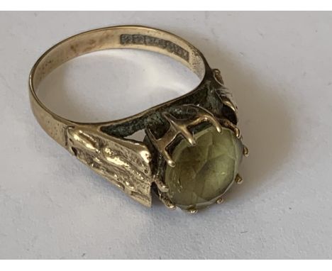 A 9 CARAT GOLD DRESS RING WITH A YELLOW SOLITAIRE STONE SIZE L/M IN A PRESENTATION BOX 