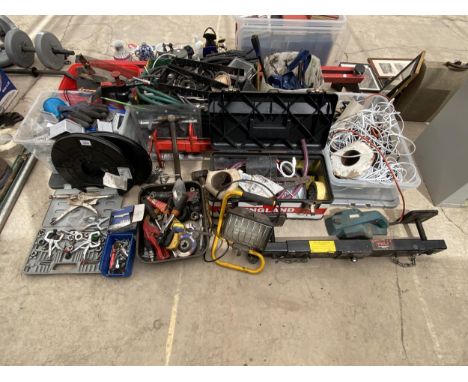 AN ASSORTMENT OF TOOLS TO INCLUDE AN AIR HOSE, WORK LIGHT AND TAP AND DIE ETC 