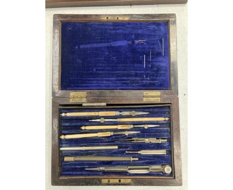 A VINTAGE MAHOGANY DRAFTSMAN DRAWING SET 
