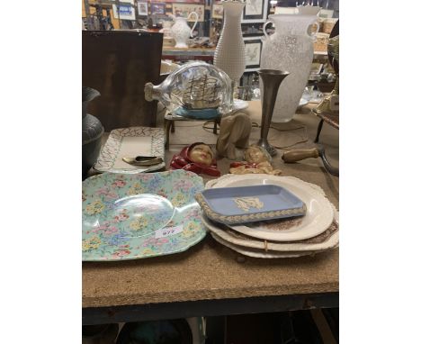 A MIXED LOT TO INCLUDE A VINTAGE SHELLEY 'MELODY' CAKE PLATE, WALL PLAQUES, A SHIP IN A BOTTLE, BRASS TRIVET, PLATES, ETC 