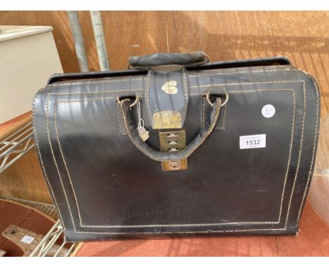 A VINTAGE LEATHER BREIFCASE 