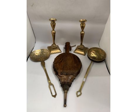 A QUANTITY OF VINTAGE BRASSWARE TO INCLUDE A PAIR OF CANDLESTICKS, CHESTNUT ROASTER, A SKILLET AND FIRE BELLOWS 