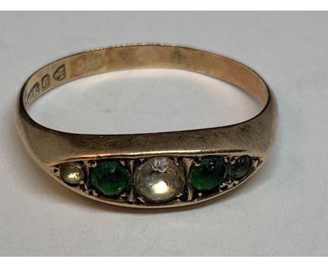 A 9 CARAT GOLD RING WITH TWO GREEN STONES AND THREE CUBIC ZIRCONIAS IN LINE SIZE P 