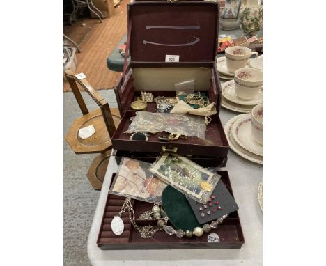 A LARGE QUANTITY OF VINTAGE AND MODERN COSTUME JEWELLERY TO INCLUDE RINGS, EARRINGS, NECKLACES, BROOCHES, BRACELETS, ETC 