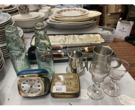 A MIXED VINTAGE LOT TO INCLUDE HORN HANDLED CARVING SET, EARLY WINE GLASSES, COD BOTTLES, CLIMAX ALARM CLOCK ETC 