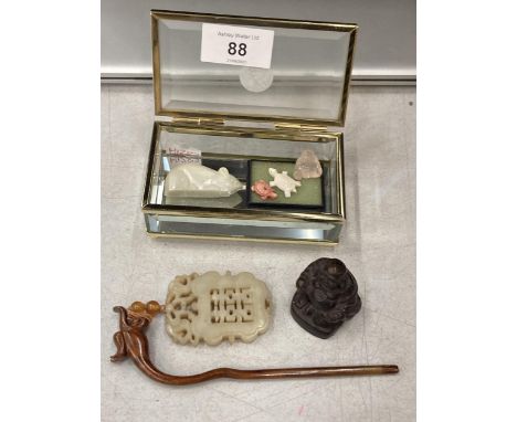 A COLLECTION OF ORIENTAL HARDSTONE ITEMS TO INCLUDE JADE STYLE PENDANT, BUDDHA ETC 