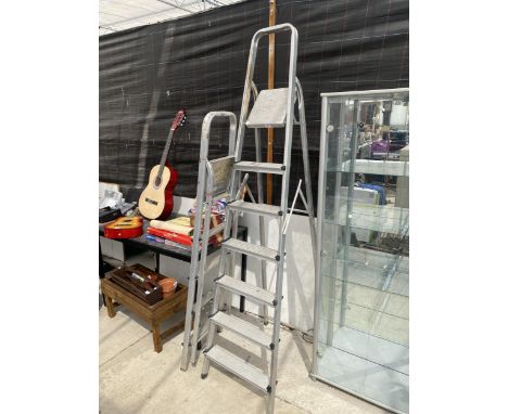 A SIX RUNG ALUMINIUM STEP LADDER AND A FURTHER FOUR RUNG ALUMINIUM STEP LADDER 